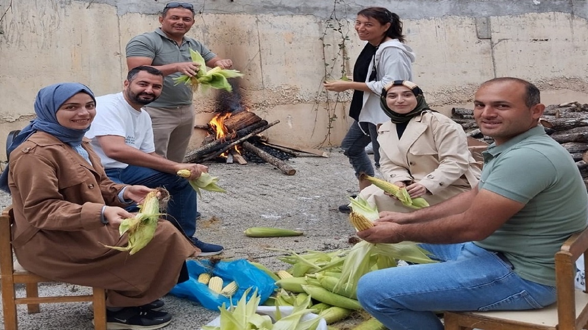 Öğretmenler ve Öğrenciler Közde Mısır Ziyafetinde.